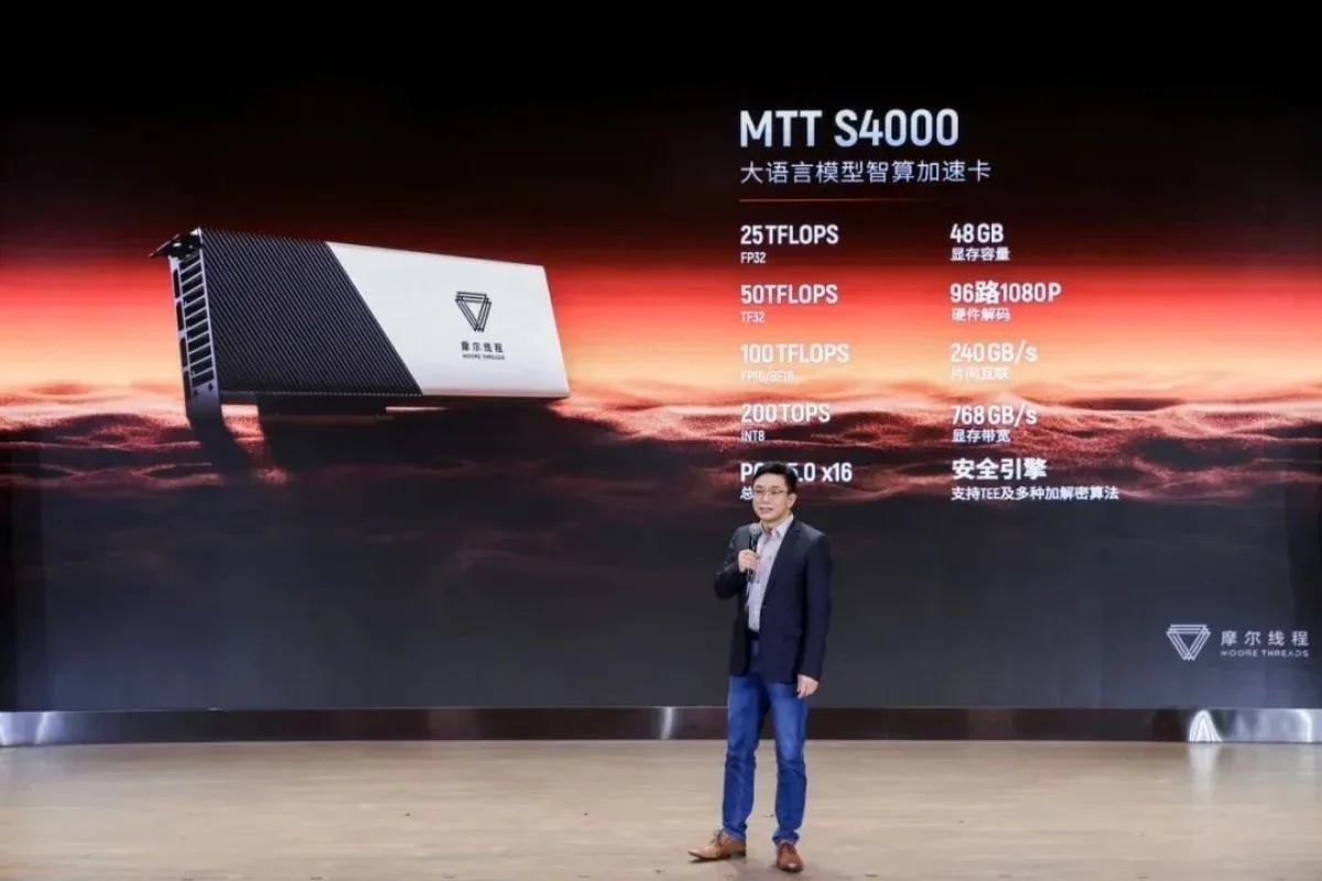 An executive presents the Chinese MTT S4000 accelerator card on a stage, in front of a screen with technical specifications of the hardware for artificial intelligence.