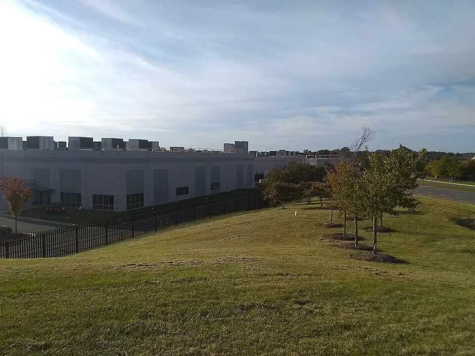 Instalações de data center da AWS em Ashburn, Virgínia, um dos principais polos de infraestrutura digital dos Estados Unidos.