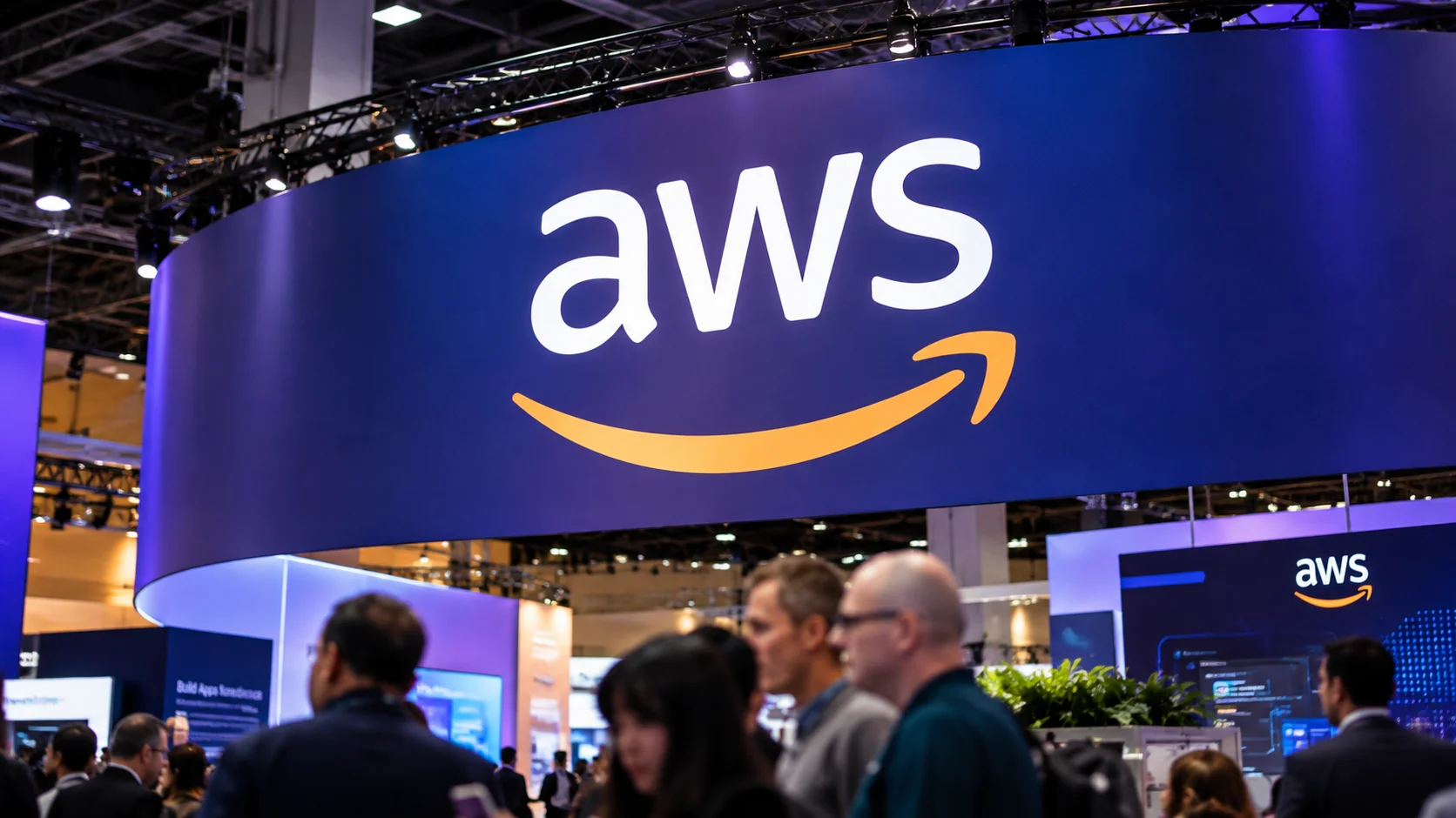 Logotipo de AWS destacado durante un evento de tecnología, con participantes en primer plano.
