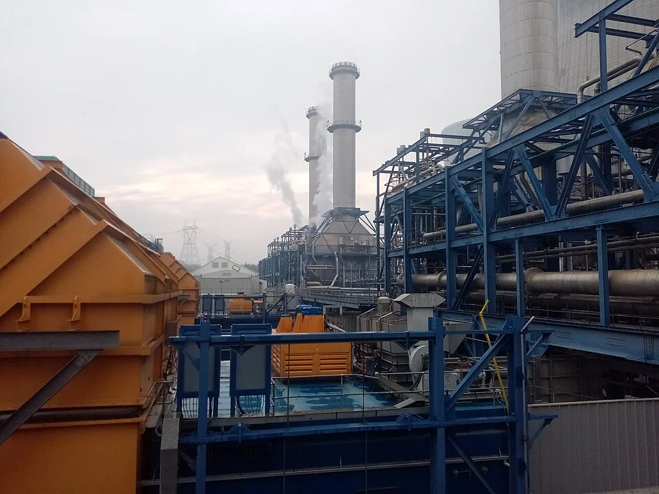 Geração a gás aparece como alternativa para fornecer energia firme a grandes cargas enquanto conexões à rede enfrentam prazos cada vez maiores.