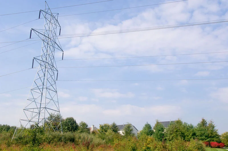 Linhas de transmissão atravessam uma área residencial nos Estados Unidos. A expansão dos data centers amplia a discussão sobre quem deve arcar com os investimentos adicionais na rede elétrica.