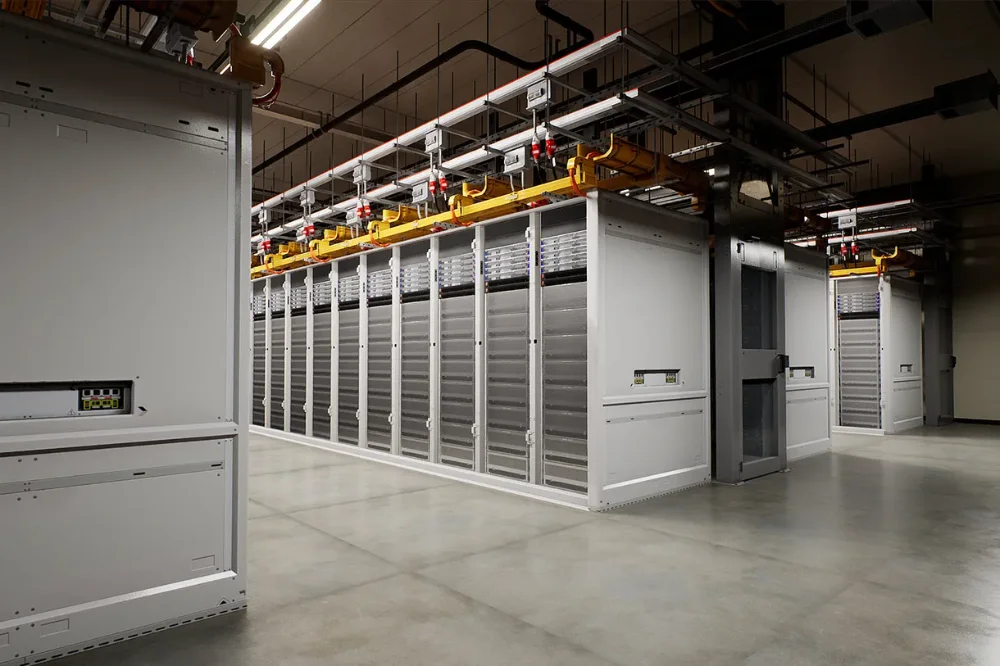 Sistema UPS interativo em um data center da Microsoft em Dublin. As baterias, usadas normalmente como backup, também podem ajudar a estabilizar a rede elétrica irlandesa.