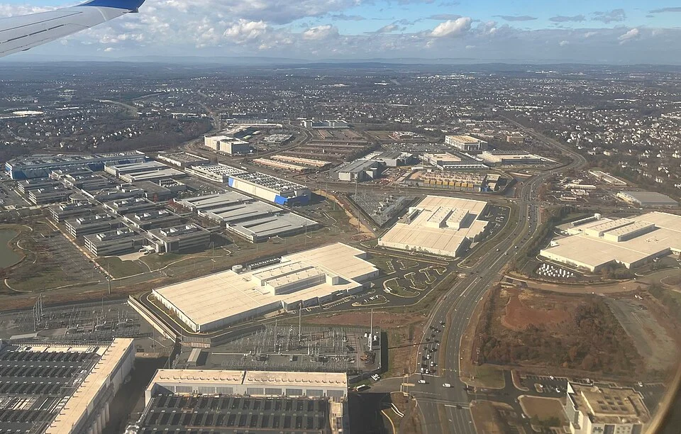 Data centers se espalham pelo corredor tecnológico de Loudoun County, na Virgínia, onde infraestrutura digital e infraestrutura elétrica passaram a crescer lado a lado.