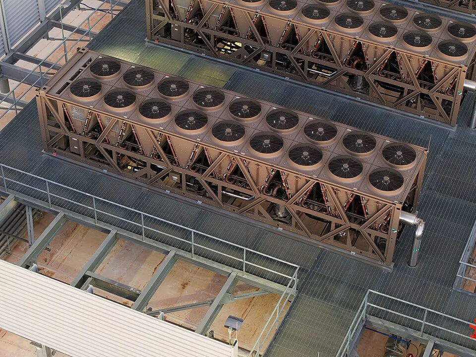 Torre de resfriamento em um data center em Mesa, Arizona. A tecnologia utilizada determina quanto da remoção de calor depende de água.